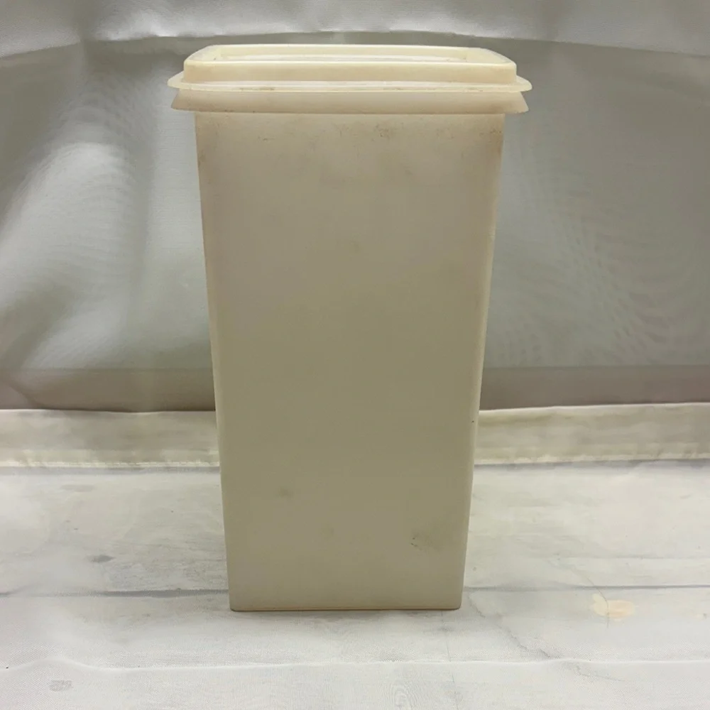 Tupperware “Saltine Saver” Cream Storage Container